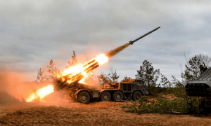 特朗普又翻脸！与此同时，俄军攻抵红军城中心，乌军跪地举白旗向俄罗斯无人机投降！