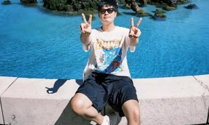 陈赫一家四口瑞士游，张子萱素颜出镜，一点不像俩娃儿妈啊！