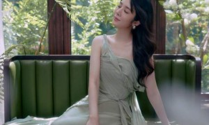 王晓晨和俞灏明国外度假，整个人变化好大，脸肿的像孕妇的状态