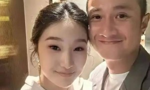 马伊琍的大女儿晒外婆织的围巾，素颜出镜的她很清秀，五官似文章