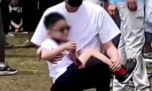 赵丽颖带儿子看展，6岁想想身高到妈妈腰部，修长身材像冯绍峰