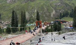 新疆一景区“网红桥”突然断裂，29人滑落，当地通报：5人遇难24人受伤，景区已关闭