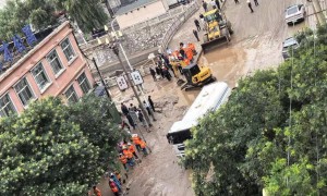 甘肃榆中山洪灾害：洪水从整个山体倾泻而下，车子瞬间被冲走