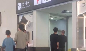 苏州火车站女厕标识被指易误解，常有男士误入，客服：将向上级反映