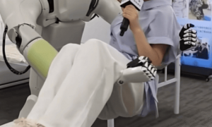 央视美女记者体验机器人公主抱 网友感慨：老有所依了