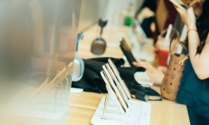 iOS26正式版推送，采用全新“液态玻璃”设计语言！苹果解释更新系统后掉电快、发热等热点问题……