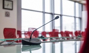 一周五场会，“没人敢缺席，也没人真投入”