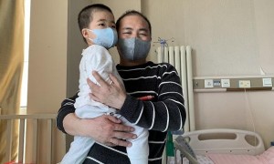 看病报销才知人命不等价,有人跪遍乡亲借钱,有人筹款微信好友折半