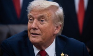 特朗普宣布对进口中型和重型卡车征收25%关税