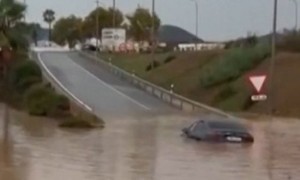 西班牙伊维萨岛再遭洪水 机场公路关闭 公共交通停运