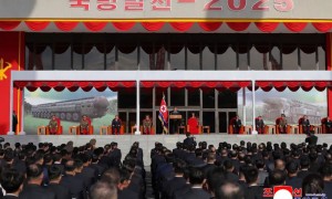 金正恩参观武器装备展览会 登上“崔贤”号驱逐舰