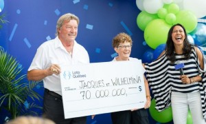 俩陌生老人平分3.6亿元巨奖 齐聚现场露脸领奖