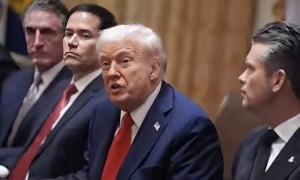 中方反制后,特朗普威胁要停止进口中国商品,不料中方又出重拳!