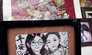 00后美术生毕业摆摊日入过千:用水墨手绘二次元国风画像,客流火爆时如同“鸡排哥”