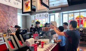 3亿“买醉”,蜜雪冰城不想只卖“小甜水”