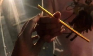 “要跪搓衣板了!”浙江男子用100克黄金打吸管喝奶茶,凌晨在街头丢了……